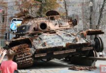 Російські танки у Хмельницькому: У центрі міста – “парад” знищеної ворожої техніки (відео)