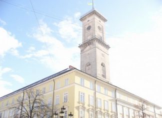 Вантажівка заблокувала рух автомобілів у центрі Львова (ФОТО)