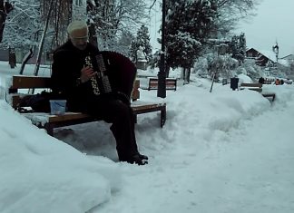 Як вуличний музикант дивує своєю грою на Львівщині (ВІДЕО)