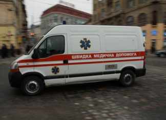 У центрі Львова фрагмент будинку травмував дівчину