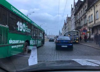 У центрі Львова дві маршрутки потрапили у ДТП (ФОТО)
