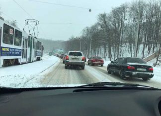 Як у Львові зупинився рух транспорту (ФОТО)