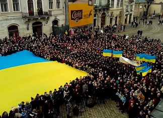 Як у Львові тисячі людей виконали Гімн України (ВІДЕО)