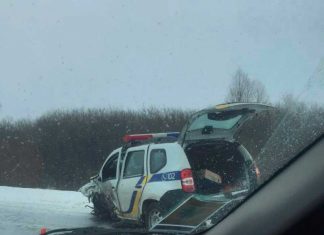 Біля Яворова у поліцейського автомобіля відірвало колесо (ФОТО)