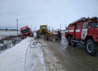 На Львівщині вантажівка злетіла в кювет (ФОТО)