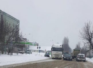 Вантажівка заблокувала рух транспорту у Львові (ФОТО)