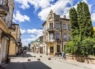 П’ятеро людей госпіталізовані через наїзд мотоцикла на натовп у Бродах