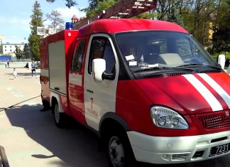 Як трускавецькі пожежники поливають тюльпани (ВІДЕО)