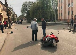 З’явилися відео і фото наїзду мотоцикліста на натовп людей на Львівщині (ВІДЕО, ФОТО)