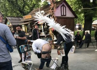 Як в центрі Львова роблять тату на задниці (ФОТО)