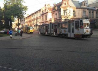 У центрі Львова трамваї обірвали дроти (ФОТО)