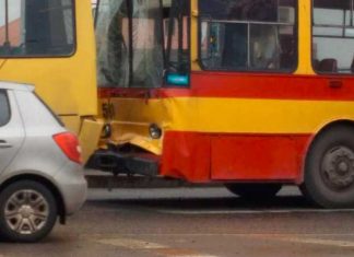 Як у Львові тролейбус протаранив маршрутку (ФОТО)