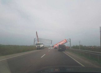 У Львові на дорогу впала величезна рекламна конструкція (ФОТО)