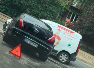 У Львові в ДТП потрапив автомобіль “Нової пошти”