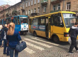 У центрі Львова маршрутка протаранила трамвай (ФОТО)