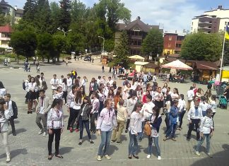 Як на Львівщині танцями святкують День вишиванки (ВІДЕО)
