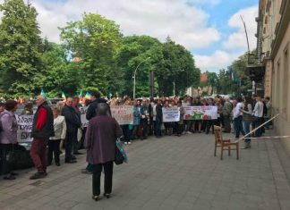 Як у Львові мітингували біля облради (ФОТО)