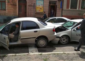 У центрі Львова в ДТП потрапив автомобіль Uber (ФОТО)