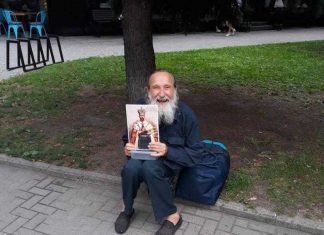 Поліція затримала чоловіка з портретом Миколи II, який чекав на російські танки в центрі Рівного