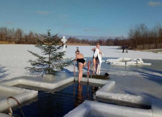 Модні купальники: На Львівщині розпочалися купання на Водохреще (ВІДЕО)