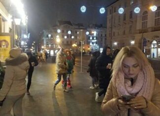 Який вигляд має вечірня святкова Площа Ринок у Львові: шопка та ілюмінація (ФОТО, ВІДЕО)