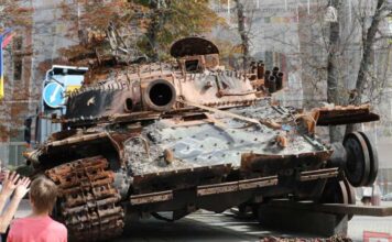 Російські танки у Хмельницькому: У центрі міста – “парад” знищеної ворожої техніки (відео)